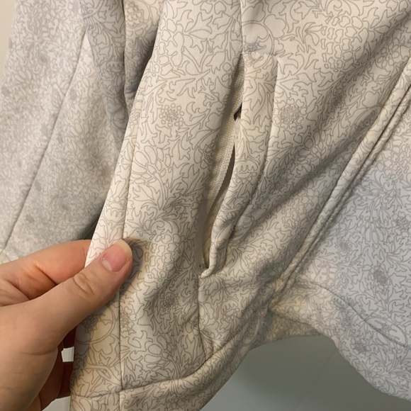 B By Burton White Gray Floral Print Asymmetrical Zippered Jacket Size Small - Picture 4 of 7